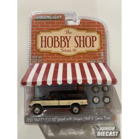   Greenlight 1991 Ford F-150 XLT Lariat with Camper Shell & Spare Tires