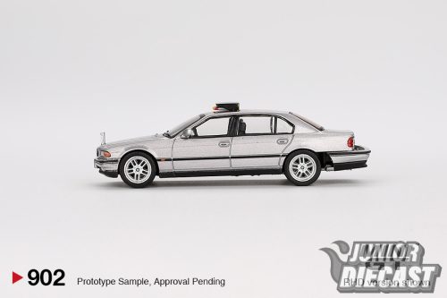 Mini GT BMW 750 IL  (angol kártya)