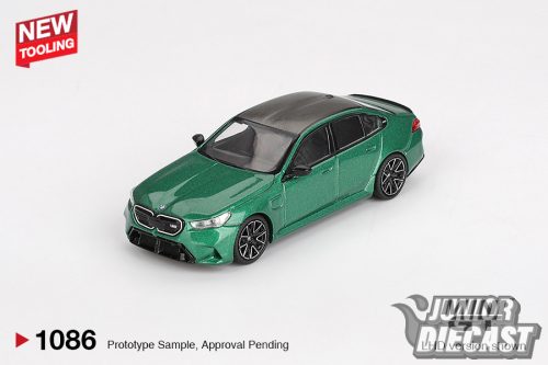 Mini GT BMW M5 (G90) ISLE OF MAN GREEN METALLIC 2024 (bliszteres)