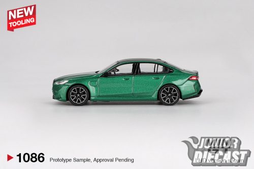 Mini GT BMW M5 (G90) ISLE OF MAN GREEN METALLIC 2024 (bliszteres)