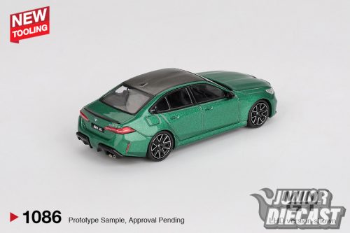 Mini GT BMW M5 (G90) ISLE OF MAN GREEN METALLIC 2024 (dobozos)