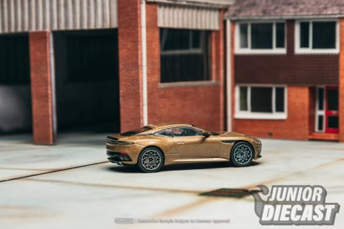 (Előrendelés) Tarmac Works ASTON MARTIN DBS SUPERLEGGERA BROWN METALLIC 2025